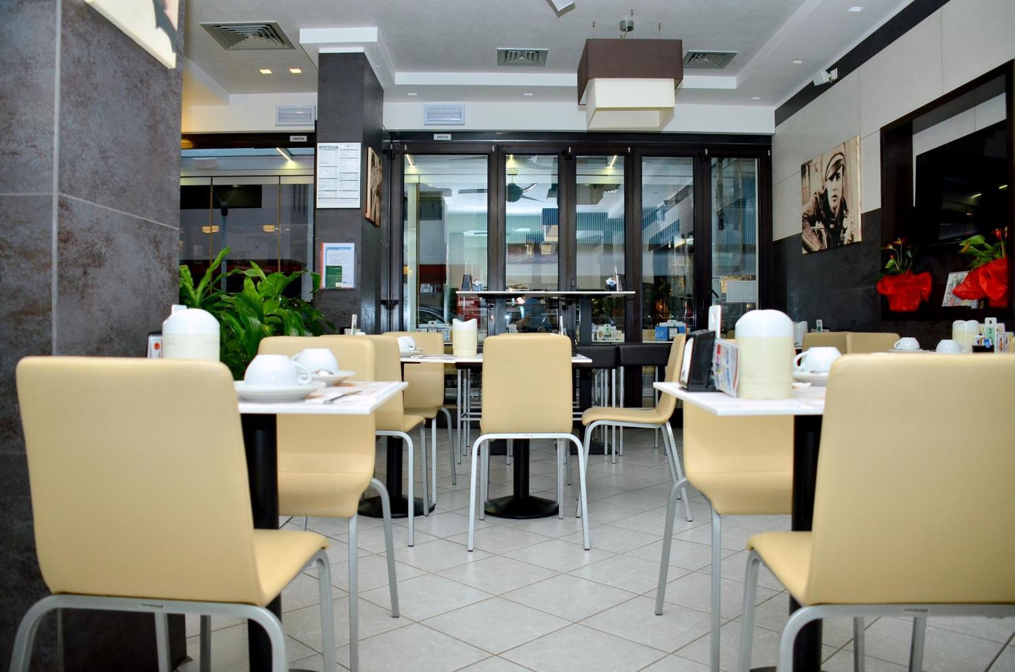 Hotel Etna Lignano Sabbiadoro Exterior foto