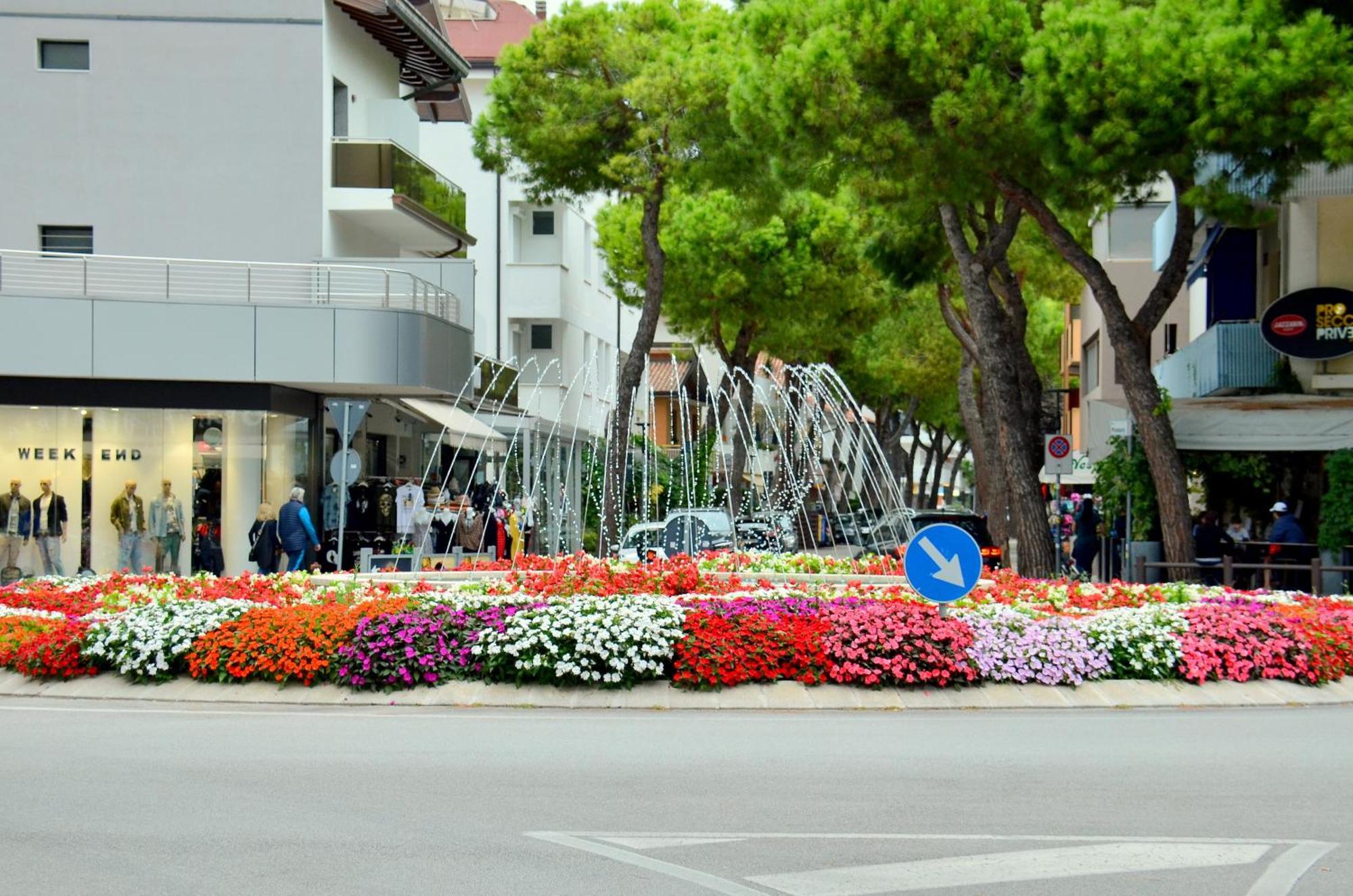 Hotel Etna Lignano Sabbiadoro Exterior foto